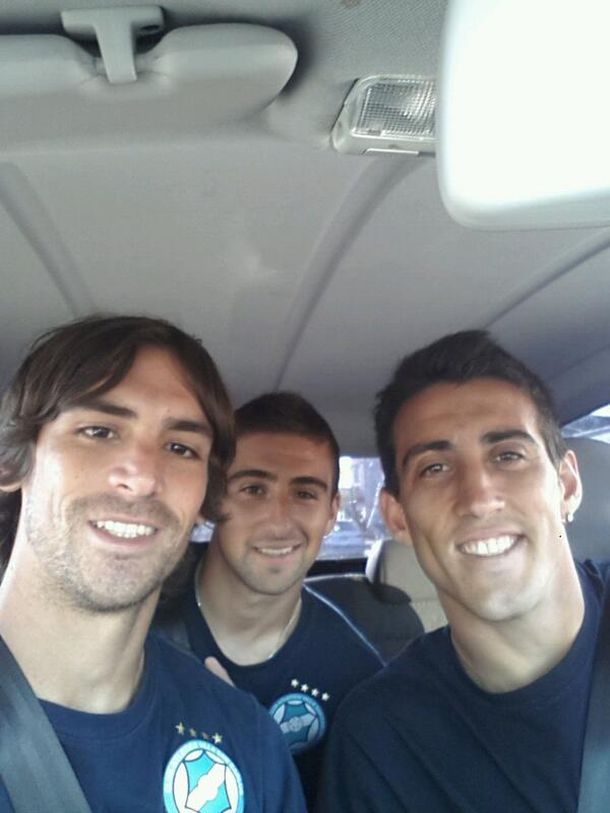 El plantel de Villa San Carlos llegó a la cancha de Independiente... en auto