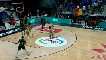 el error en el mundial u19 de basquet que recorre el mundo: metio un doble en su propio aro y su equipo perdio
