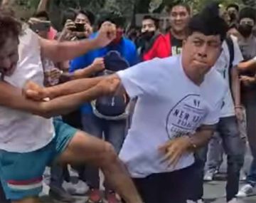 El video de tremenda pelea a piñas entre un profesor y el alumno que lo criticó