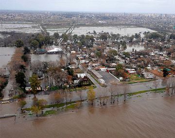 Ya hay zonas anegadas por la crecida del Río de la Plata