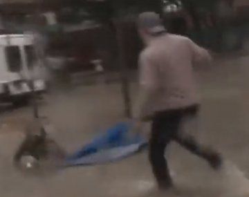 Una periodista cubría el temporal en La Plata y se cayó en un pozo