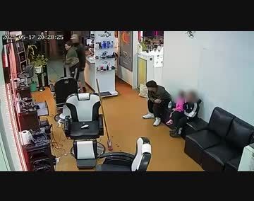 Violento asalto a una peluquería frente a dos nenes: los chicos levantaron las manos