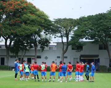 La reacción de los jugadores de Chivas ante la situación de Gago con Boca
