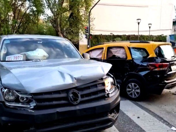 Fuerte choque entre una camioneta y un taxi en Almagro dejó dos heridos