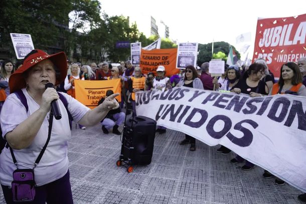 Tensión en el Congreso por una nueva marcha de jubilados: se registraron ataques de la Policía a manifestantes