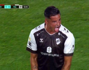 El insólito blooper de la defensa de River para el gol de Platense