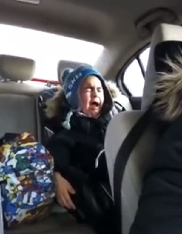 Se pone a llorar cuando la mamá le dice que su amiga tiene otro amigo