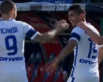 El volante es felicitado por Icardi, capitán del Inter