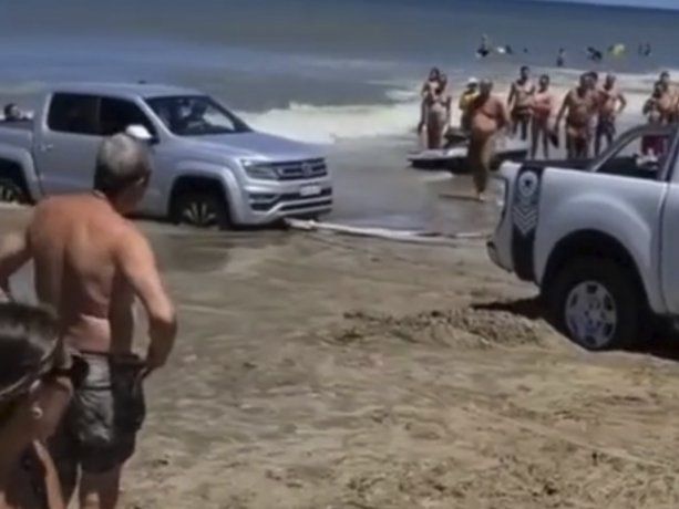 Insólito II: más videos y fotos de cómo quedó atrapada en el agua la camioneta en Valeria del Mar