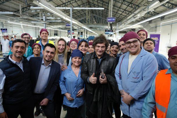 Javier Milei con trabajadores de la fábrica de Grupo Newsan.