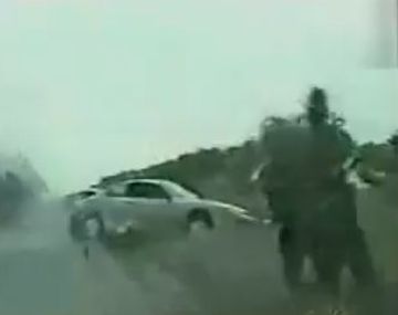 Impresionante choque cuando detenían a una mujer