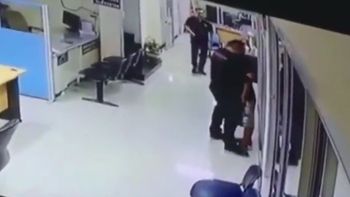 Un policía abrazó a un hombre que entró a una comisaría con un cuchillo Un policía abrazó a un hombre que entró a una comisaría con un cuchillo