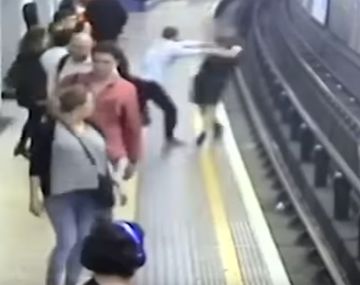 Intentó vengarse por una pelea entre hinchadas y tiró a un hombre a las vías