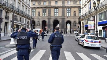 Conmoción en París por un intento de ataque terrorista en el museo del Louvre Conmoción en París por un intento de ataque terrorista en el museo del Louvre