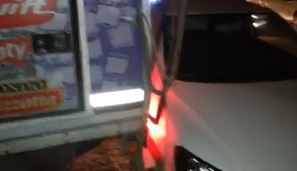 Mirá cómo un camión corrió un auto mal estacionado