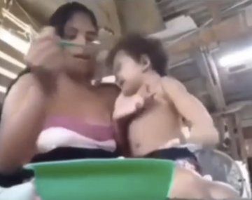El tremendo viral brasileño de una madre para darle de comer a su hijo