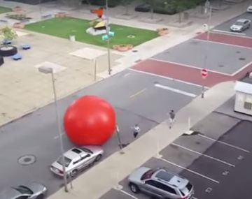 Una pelota roja gigante sembró pánico en las calles de Ohio