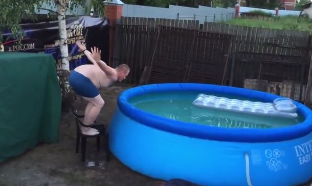 El peor intento del año: quiso realizar un clavado, pero terminó en el piso