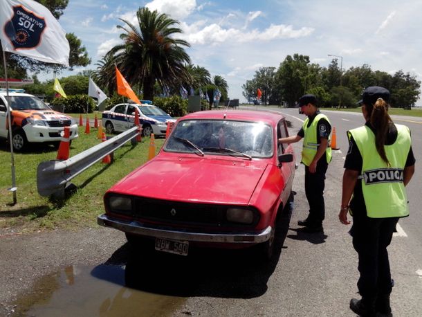 Un conductor borracho se quiso llevar de souvenir un cono vial y fue demorado