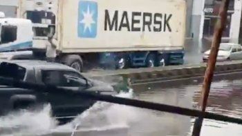 locura en avellaneda: discutio con un vecino en plena inundacion y lo atropello con su camioneta