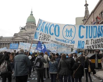 Caos de tránsito en Congreso por una protesta de bancarios