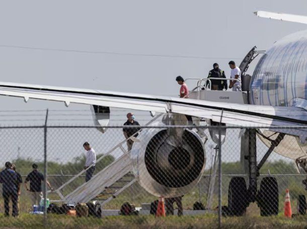 Expulsan a 16 argentinos de Estados Unidos: cuándo llegan a Ezeiza y por qué fueron deportados