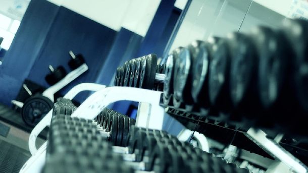 Un especialista revela la rutina perfecta para fortalecer los hombros