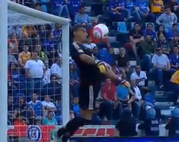 ¡Está loco! Mirá lo que hizo un arquero de la Selección para evitar un gol