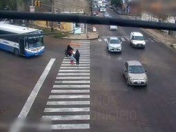 Lanús: motochorro en fuga casi atropella a una madre con su hijo