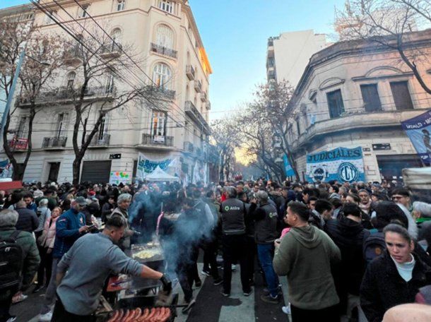 Sigue el acampe frente a la casa de Cristina Kirchner, en la previa a la marcha a Comodoro Py