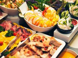 Tenedor libre multó a cuatro jóvenes por abusarse con la comida