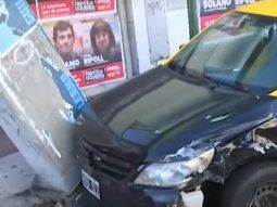 Taxista borracho chocó contra un auto parado en un semáforo