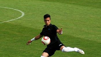 insolito: un rival del barcelona cobra 100 euros mensuales insolito: un rival del barcelona cobra 100 euros mensuales