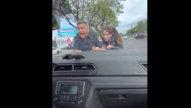 Impactante video de jóvenes que arrastraron policías con su auto en Córdoba