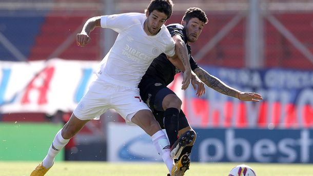 En un partido lleno de penales, San Lorenzo y Estudiantes empataron en el Bajo Flores