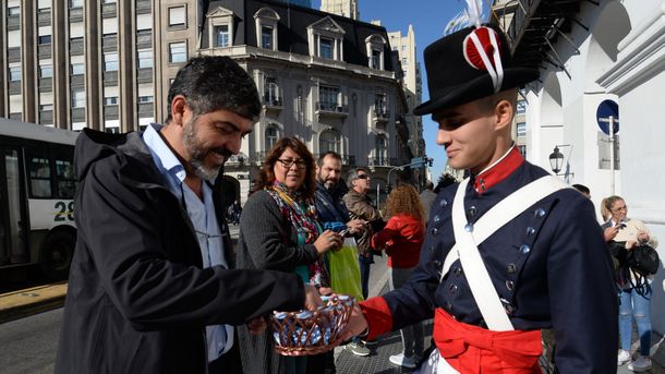 Granaderos reparten escarapelas en el Cabildo