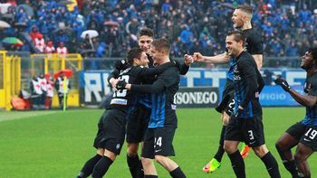 Todos quieren saludar al argentino, de gran actualidad en su club Todos quieren saludar al argentino, de gran actualidad en su club