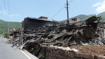 al menos 152 muertos y 5.500 heridos por un sismo en china al menos 152 muertos y 5.500 heridos por un sismo en china
