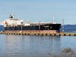 Tierra del Fuego cruzó al Gobierno por la operación de un buque petrolero británico en el puerto de Ushuaia