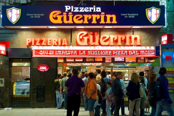 Tradicional pizzería indemniza a un mozo con casi $500 mil