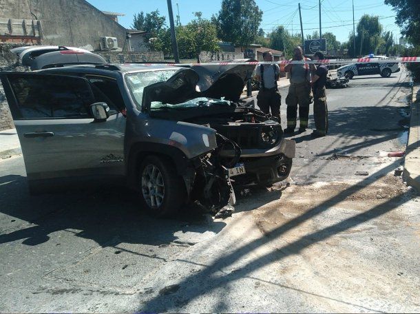 Murieron dos policías de la Bonaerense tras chocar su moto contra una camioneta