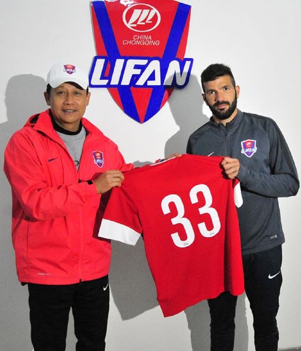 Muy lejos de Boca, Emmanuel Gigliotti posó con su nueva camiseta