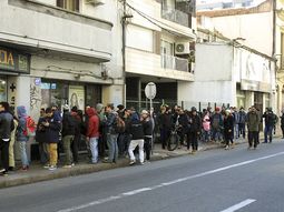 Filas en las farmacias de Uruguay para conseguir marihuana