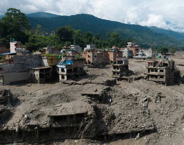 La ruptura en la región de Langtang arrasó caminos, puentes y viviendas, en una zona de alta montaña expuesta al deshielo acelerado.