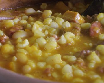 Que no te roben: ¿cuánto cuesta cocinar el locro del 25 de mayo?