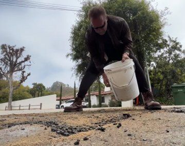 Terminator bacheó el pozo de una calle en su barrio