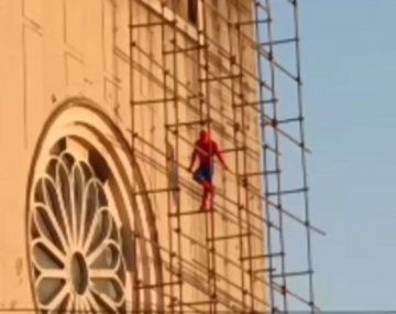 Chaco: el Hombre Araña apareció en la Catedral de Roque Sáenz Peña haciendo acrobacias