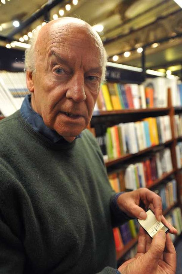 Eduardo Galeano está estable en una clínica de Montevideo