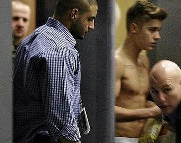 Justin Bieber se tuvo que desnudar en un aeropuerto