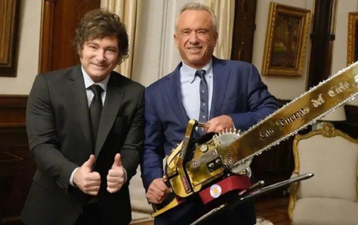 Javier Milei junto a Robert Kennedy Jr., secretario de Salud de los Estados Unidos.